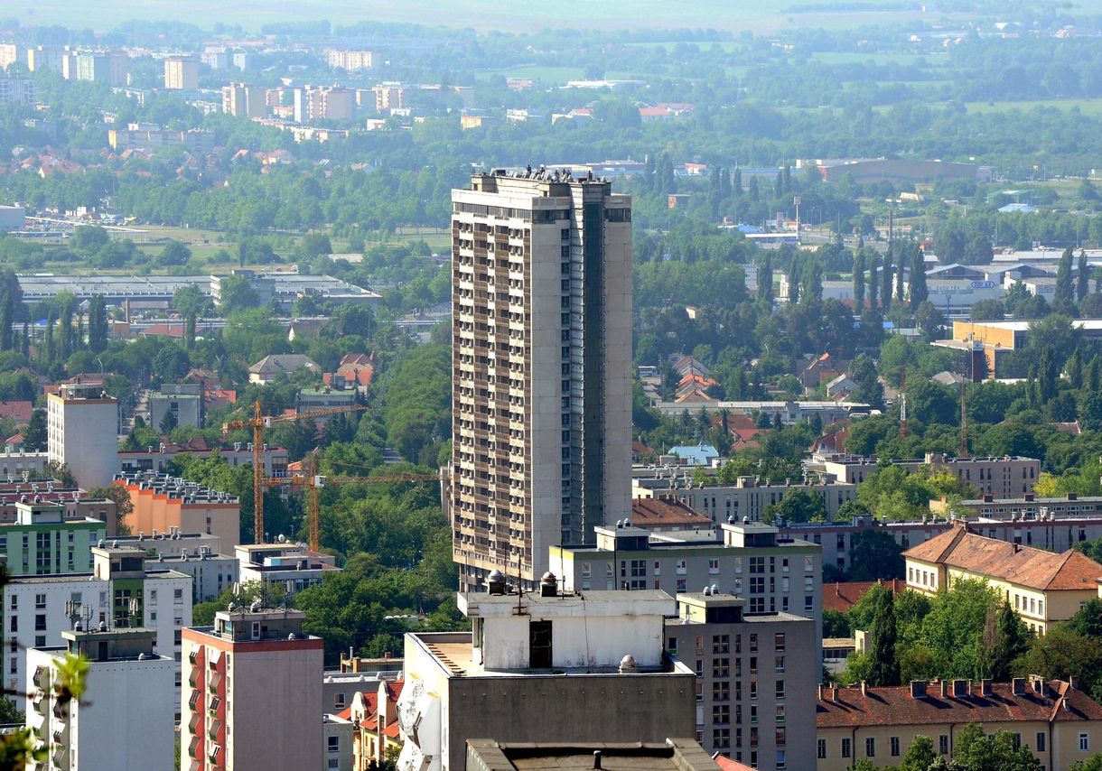 Elkezdték bontani a pécsi magasház környékét