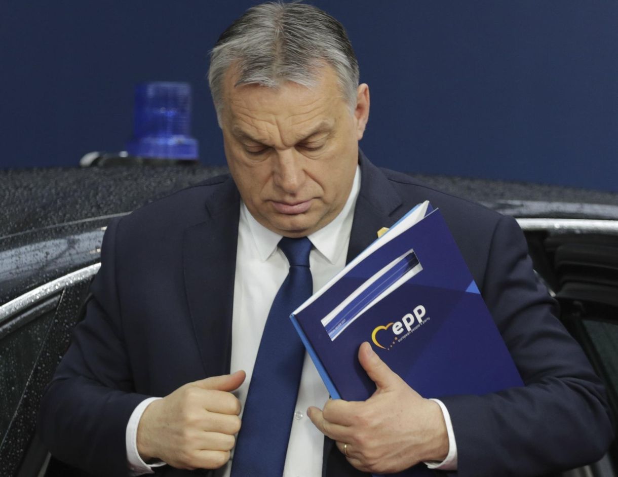 Kiderült, ki volt a titokzatos kopasz férfi, aki meccset nézett Orbán Viktorral