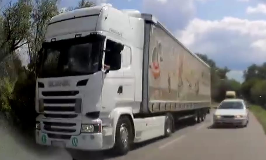 A nap videója: nem sokon múlt az életveszélyes frontális baleset Párkánynál