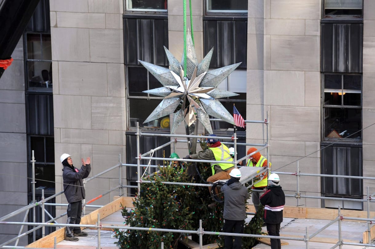 Fotó: gigantikus karácsonyi díszt emeltek a helyére New Yorkban