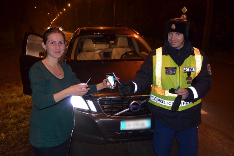 Karácsony előtt még az utolsó pillanatokban is akcióztak a rendőrök, ezúttal azonban kávéval és teával