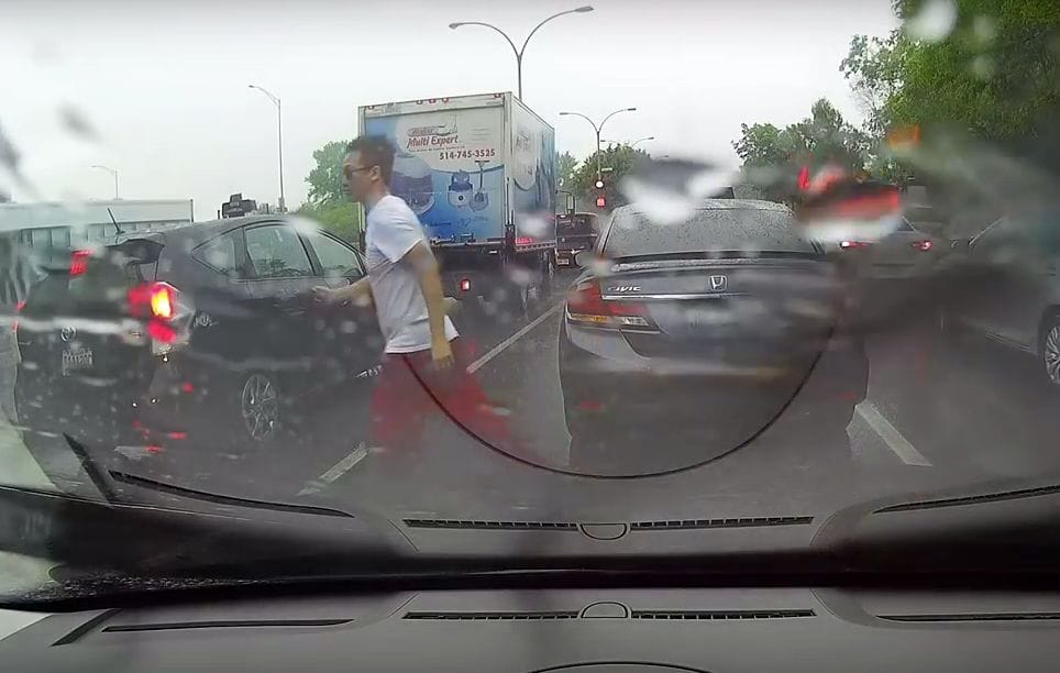 Erről az autósról az egész emberiség példát vehetne – videó