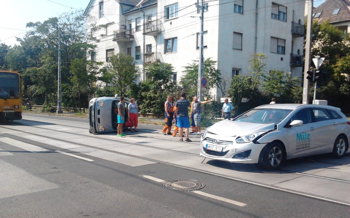Felborult autó fekszik a villamossíneken Zuglóban