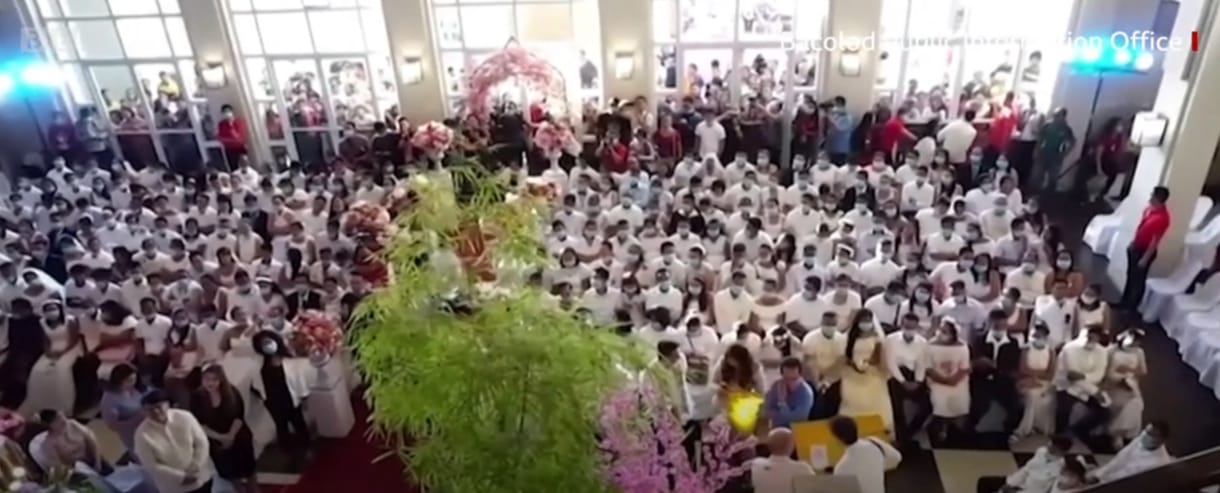 Maszkban tartott tömegesküvőt 220 pár a Fülöp-szigeteken - videó