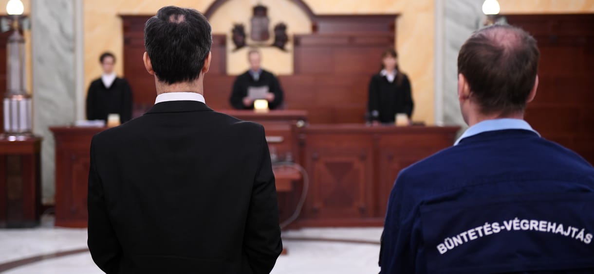 Elítélték a lúgos orvos rajongóját, aki halálosan megfenyegetett egy ügyészt