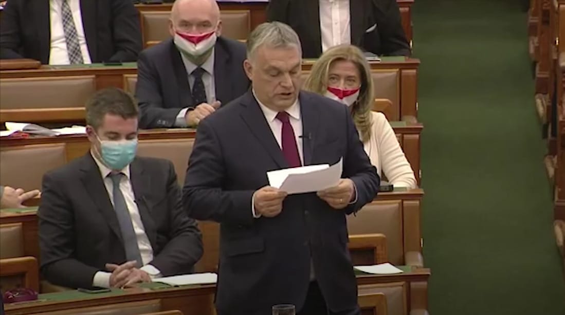 Orbán a Parlamentben: „Magunk között szólok önnek, vigyázzon a kommunistákkal!”