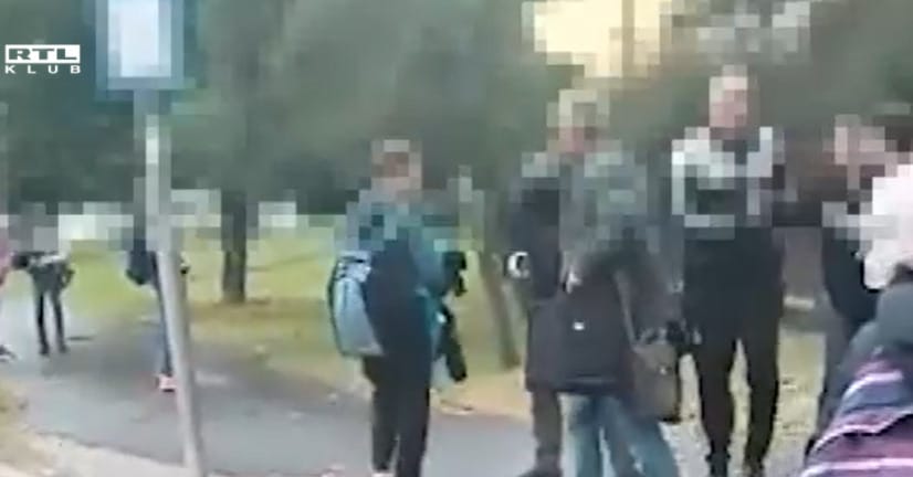 Buszmegállóban estek neki szülők egy tanárnak (videó)