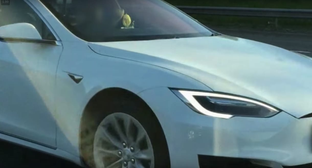Kitiltottak egy brit Tesla-sofőrt az autópályáról, és nem tudjuk azt mondani, hogy nem jogosan – videó