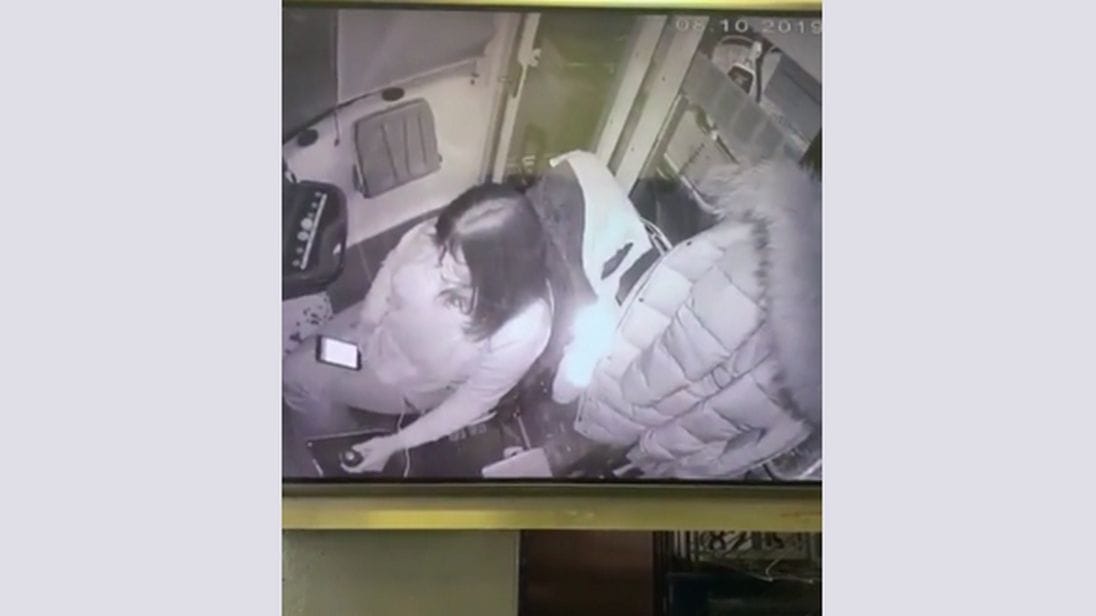 Videó: Az ütközés előtt dobta el a mobilt a villamosvezető