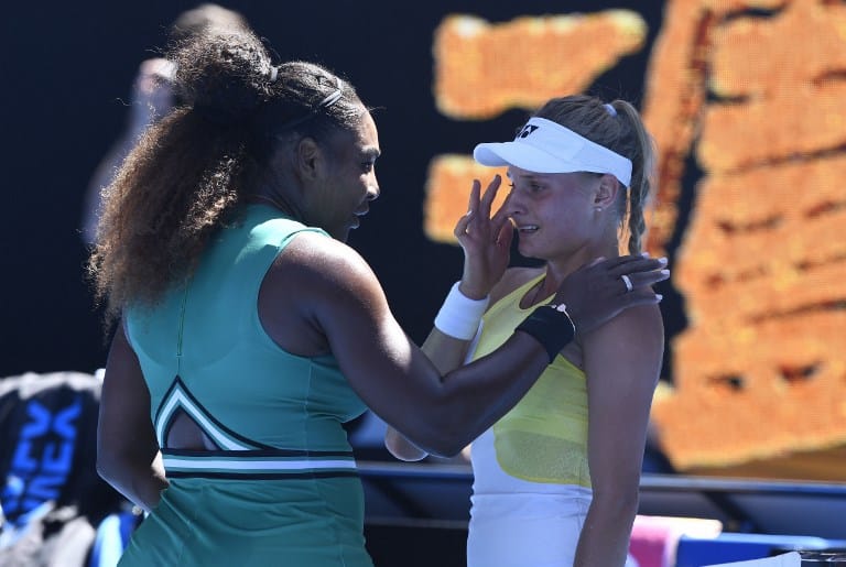 Serena Williams megvigasztalta legyőzött és könnyező ellenfelét