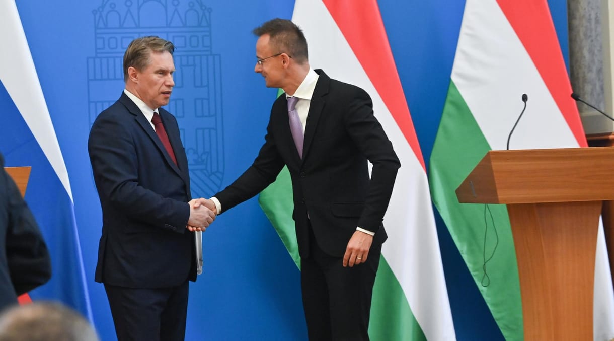 Közös sajtótájékoztatón udvarolt egymásnak Szijjártó Péter és az orosz egészségügyi miniszter