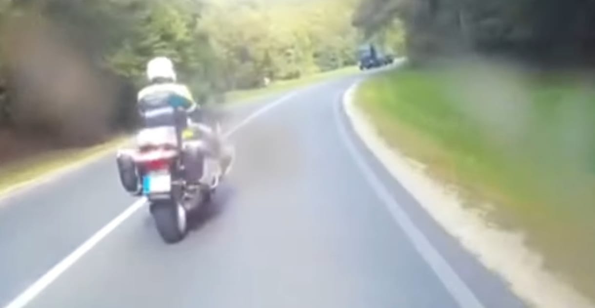 Centiken múlt, hogy nem lökte fel a motoros rendőrt a szarvas – videó