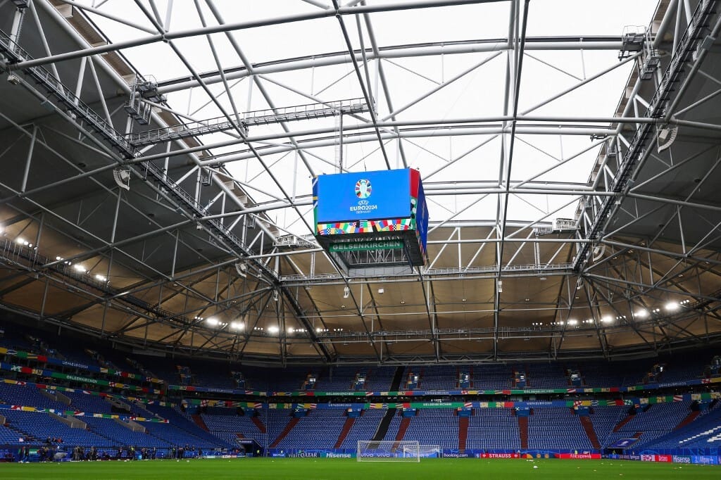 Hajnali négykor ébredt a gelsenkircheni stadionban egy angol drukker – videóval