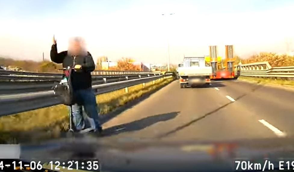 Mérgesen mutogatott a rolleres, miközben a forgalommal szemben hajtott a Gyáli úti felüljárón – videó