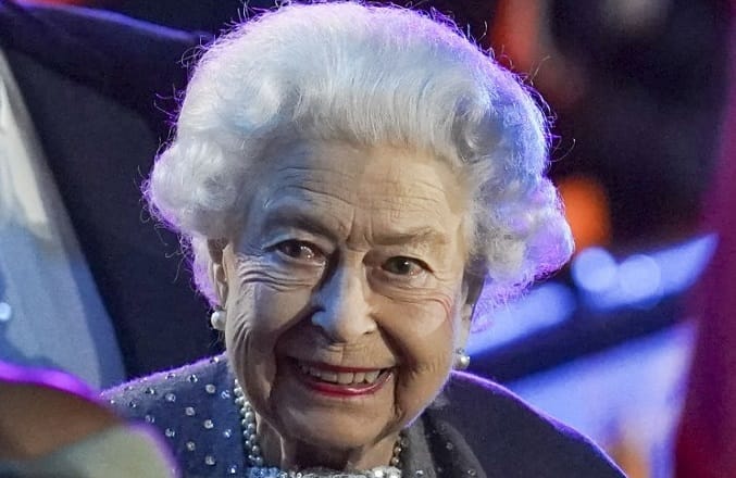 Erzsébet királynő szemmel láthatóan nagyon élvezi a saját buliját