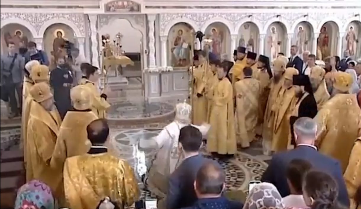 Fenékre esett mise közben Kirill pátriárka