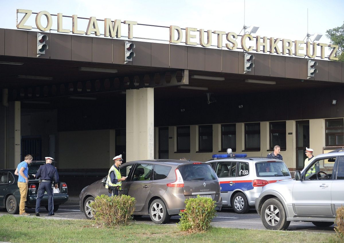 Már ellenőriznek az osztrákok a határon – máris 1 kilométeres a sor az M1-esen