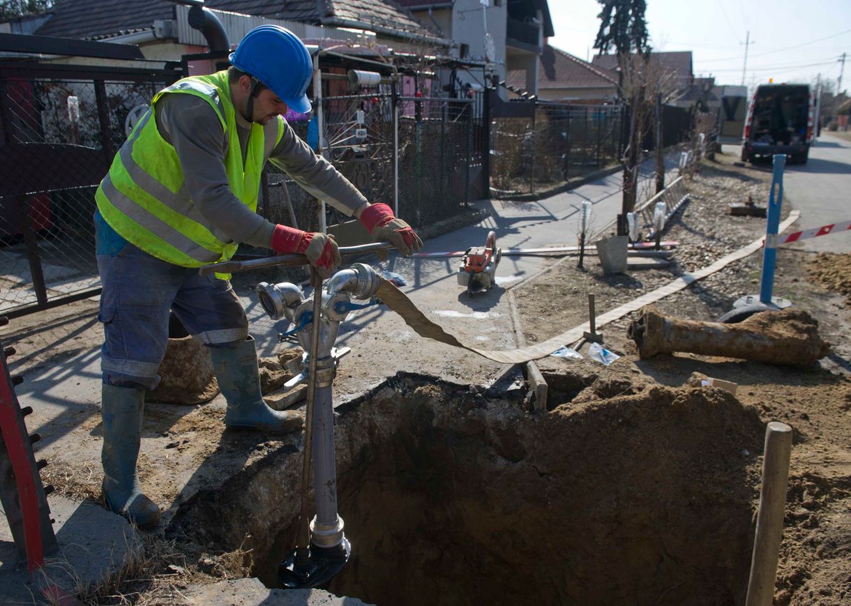 Furcsa törvénnyel pörgetné fel a víziközműcégek államosítását a kormány, 30 évre titkosítanák a vízadatokat