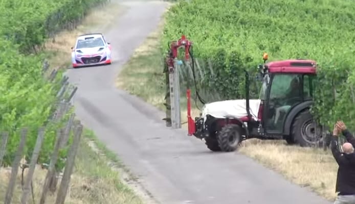 Egy ártatlan traktoros majdnem végzetes találkozása a ralival - videó