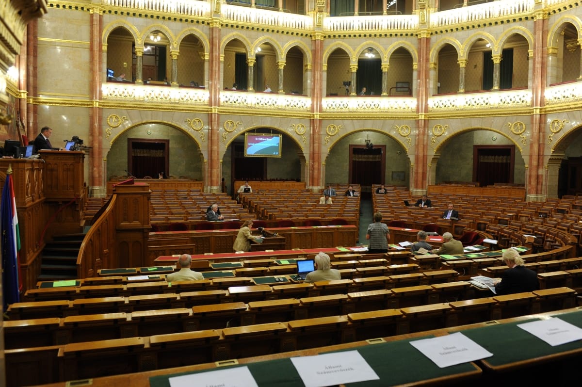 Bruttó hatszázezer forint lesz a jövő képviselői fizetése