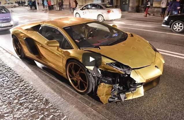 Szilveszter éjjel menőzött a Lamborghini sofőrje, baleset lett a vége – videó