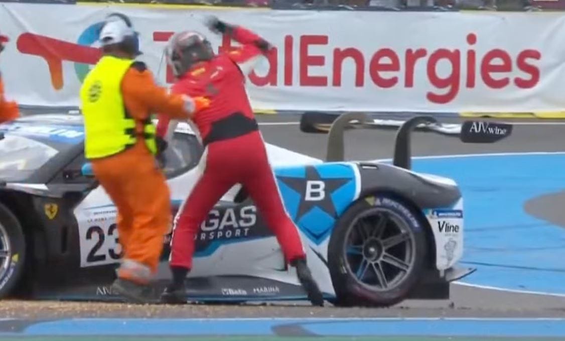 Elborult a pilóta agya: nekiesett ellenfelének az egyik versenyző a Le Mans-i hétvégén