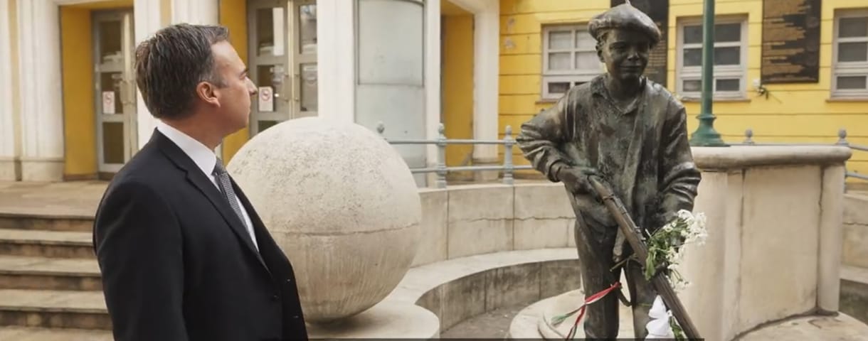 A demokrácia mellett kiállva tiszteleghetünk 1956 emléke előtt - üzent a Corvin közből az amerikai nagykövet