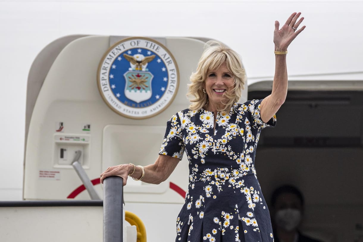 Jill Biden megkoszorúzta Ján Kuciak emlékművét Szlovákiában