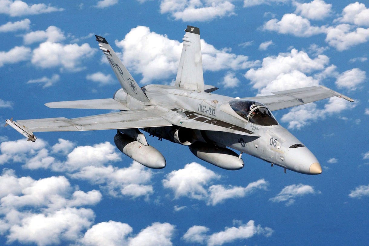 Tengerbe zuhant egy amerikai F/A-18-as harci repülőgép egy repülőgép-hordozó fedélzetéről