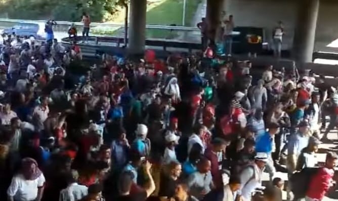 Trump még a Budaörsnél vonuló menekülteket is bevetette