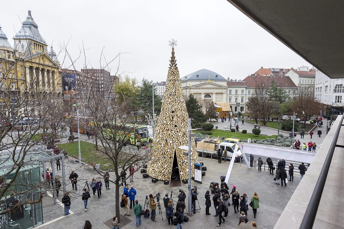 Hiába Áder és Tarlós tiltakozása, mégis az államé lesz az Erzsébet tér