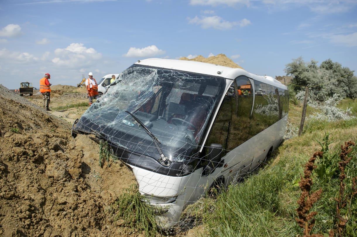 Egy hétfőn árokba hajtott busz miatt teljes útlezárás van az M3-as egy részén