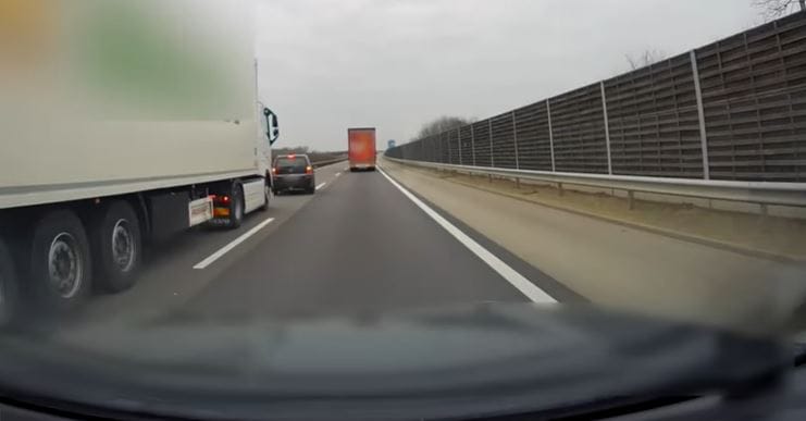 Jobbról bevágva a kamion elé leckéztetett egy sofőr az M5-ösön – videó
