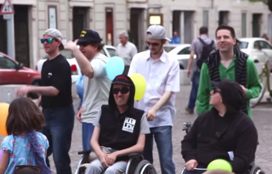 Miért ugrál, ha nincs is lába, az a baj – különleges videó