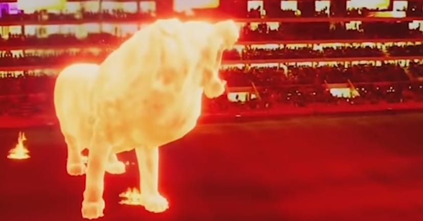 Gigantikus lángoroszlán sétált végig egy argentin stadion lelátóján