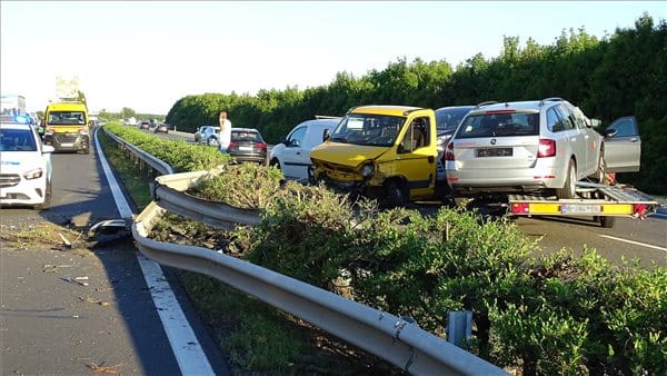 Tömegbalesetet okozott egy trélert vontató bolgár kisteherautó az M5-ös autópályán
