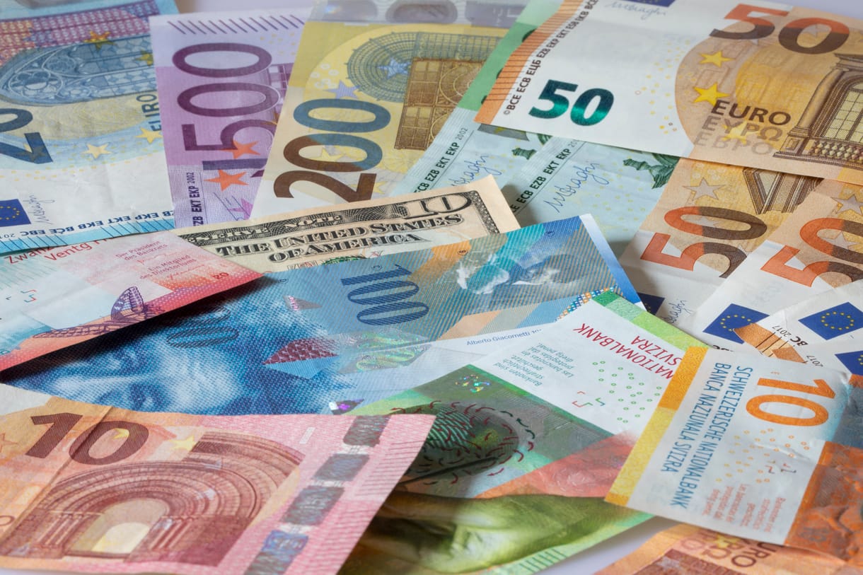 Valuták, arany és államkötvények: hova menekítsük a pénzünket a zuhanó tőzsdékről?