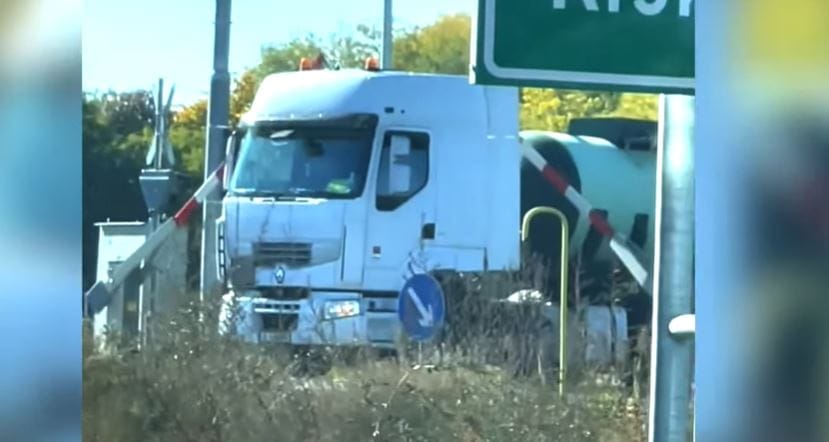 A kamionos fülke és a tartály közé záródott a vasúti sorompó – videó