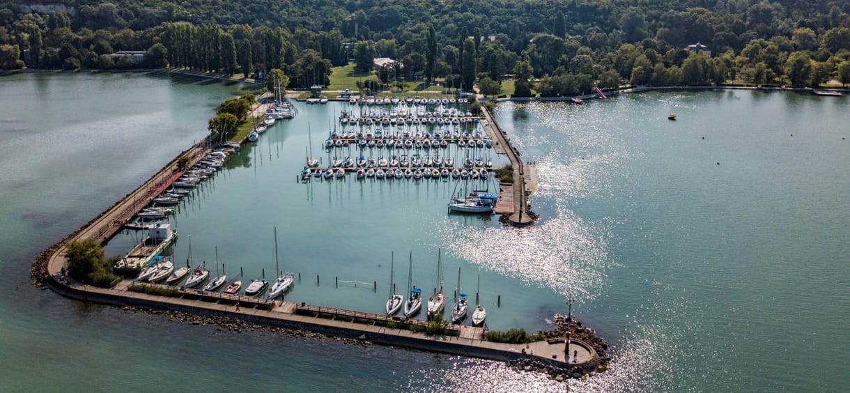 És akkor a NER hajója elindult a Balaton felé