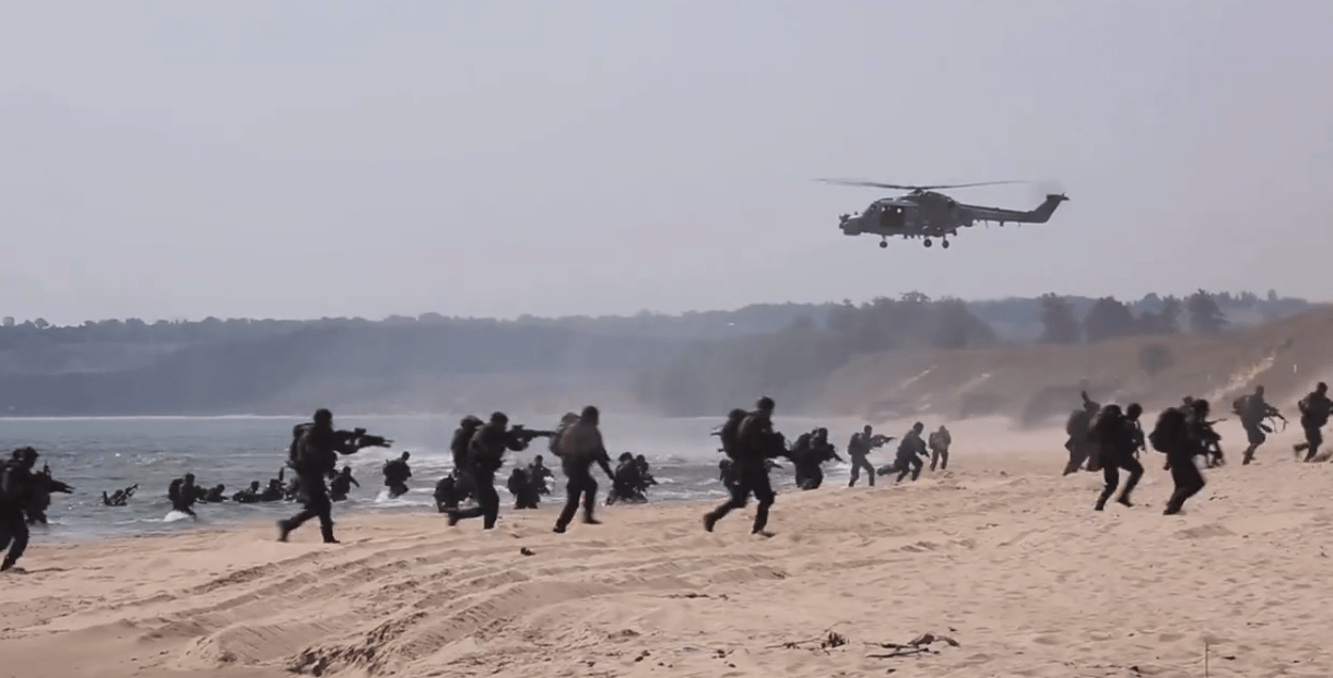 Videó: Így néz ki most egy NATO-partraszállás