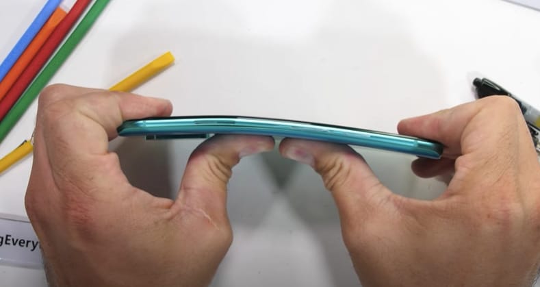 Videón, ahogyan megkínozzák az épphogy csak bejelentett OnePlus 8T-t