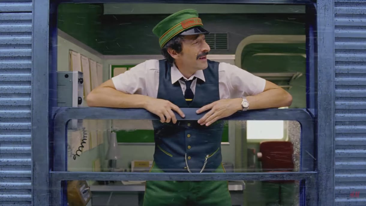 Adrien Brody parádézik a H&M Wes Anderson-féle karácsonyi reklámjában