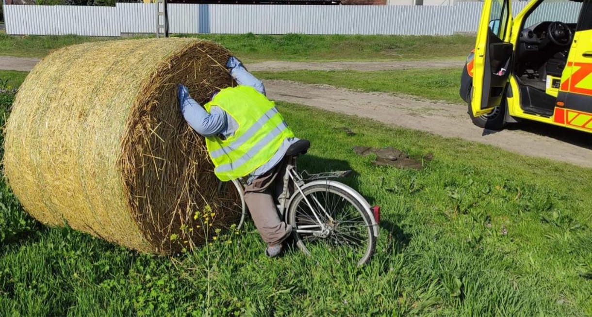 Út melletti szalmabábhoz hívta ki valaki a mentőket