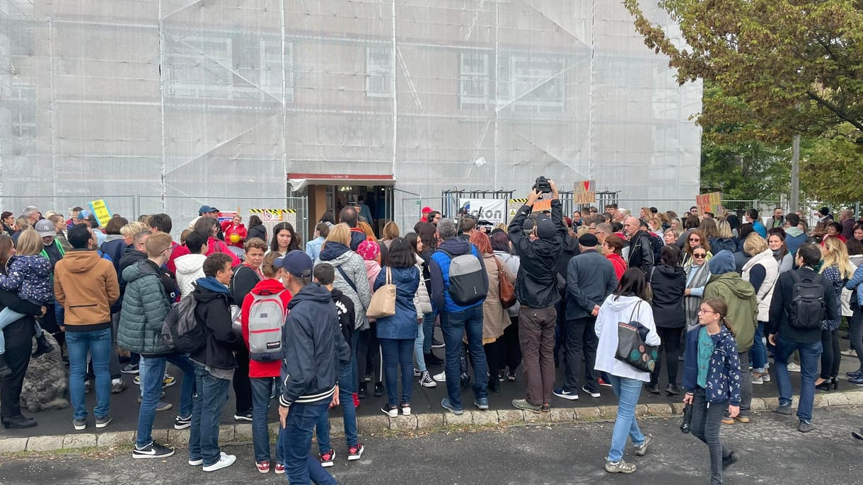 Berendelték a tankerülethez a gödöllői igazgatót, majd közölték, négy helyen tanulnak jövő héttől a diákok