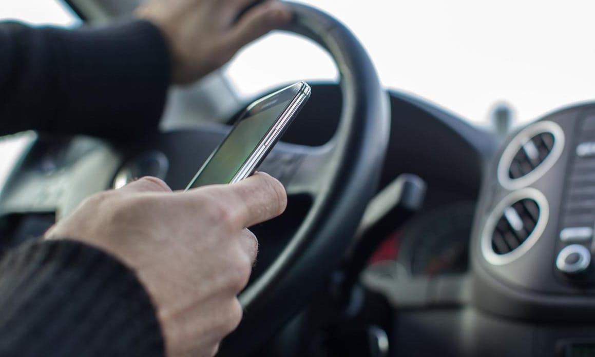 Drágább lett a vezetés és biciklizés közbeni mobilozás – jobban büntetnek a németek