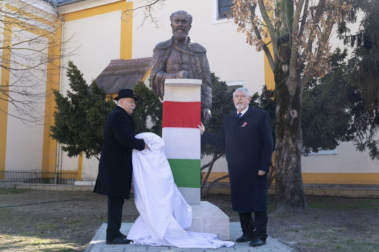 Elírták Batthyány Lajos nevét az őt ábrázoló 16 milliós szobron