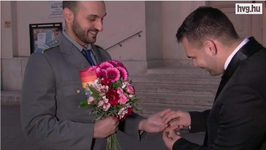 Összeházasodott két férfi a Deák téren, megtapsolták őket - videó