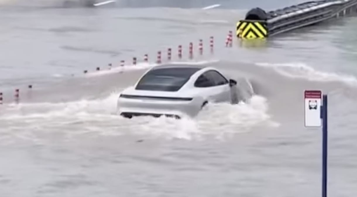 Már nemcsak Teslákkal, de elektromos Porschékkal is próbálkoznak víz alatt közlekedni – videó