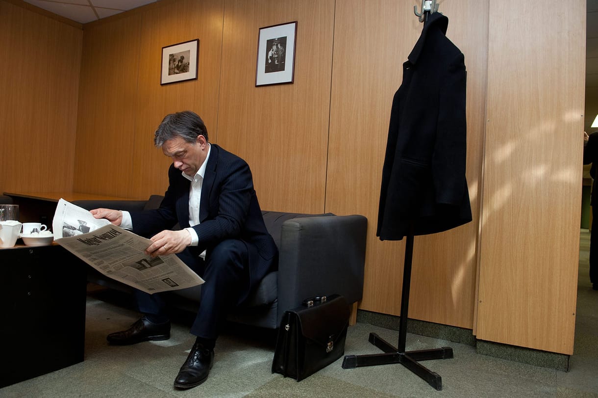 A mémgyárosok megfejtették Orbán furcsa, hajlongós fotójának titkát