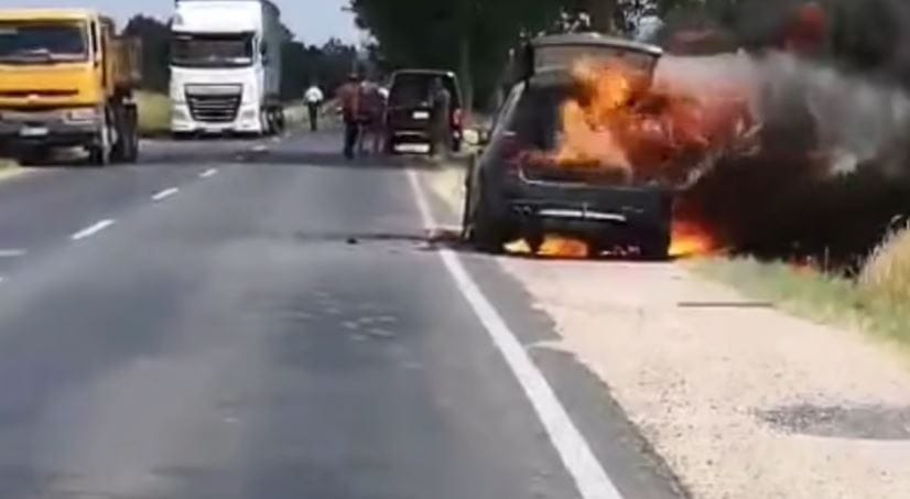 Pillanatok alatt lángba borult egy BMW Sárvárnál – videó